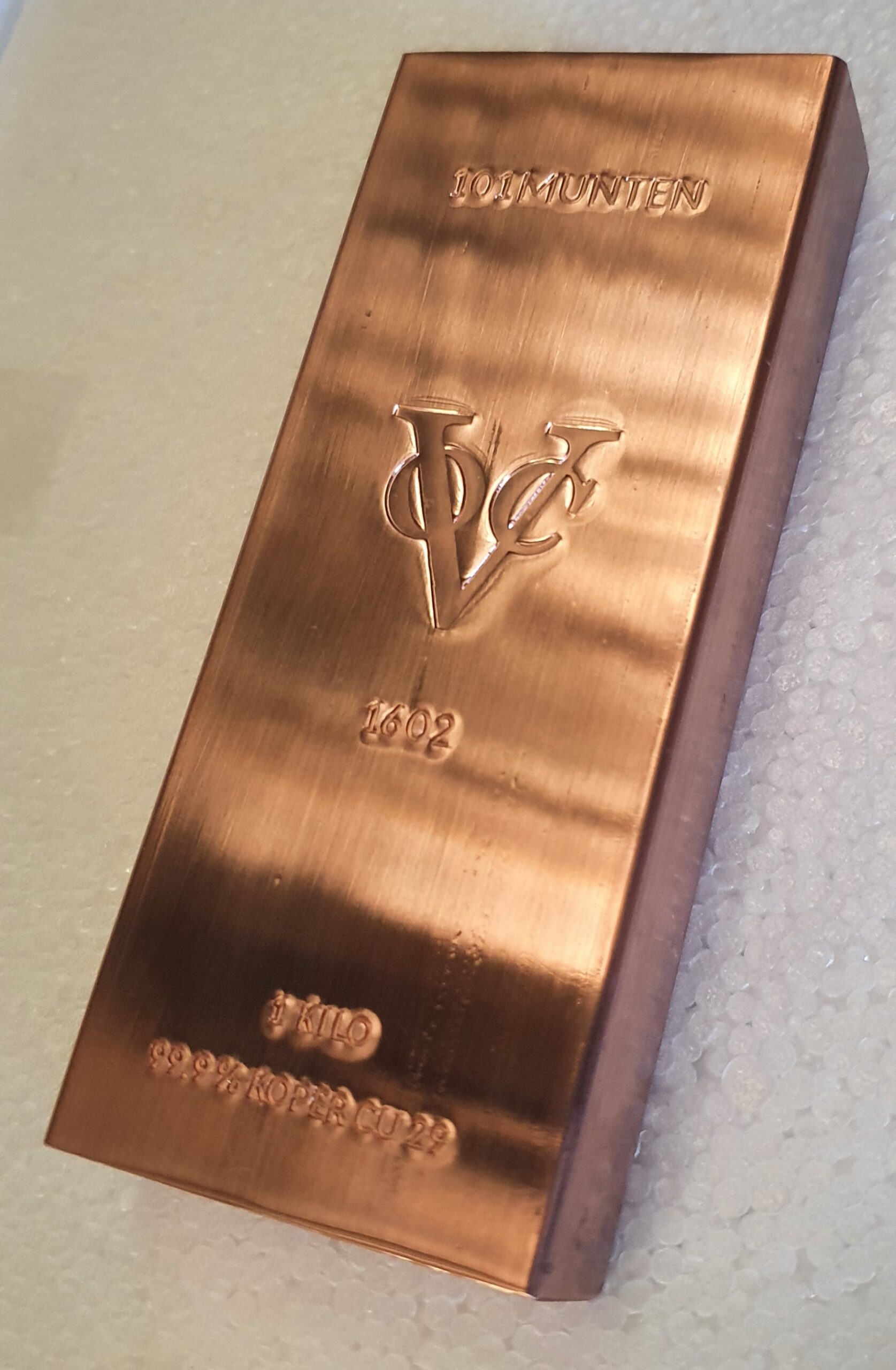 20201120_130433 101MUNTEN Koper baar 1 kilo - VOC 1602 & VOC Duit