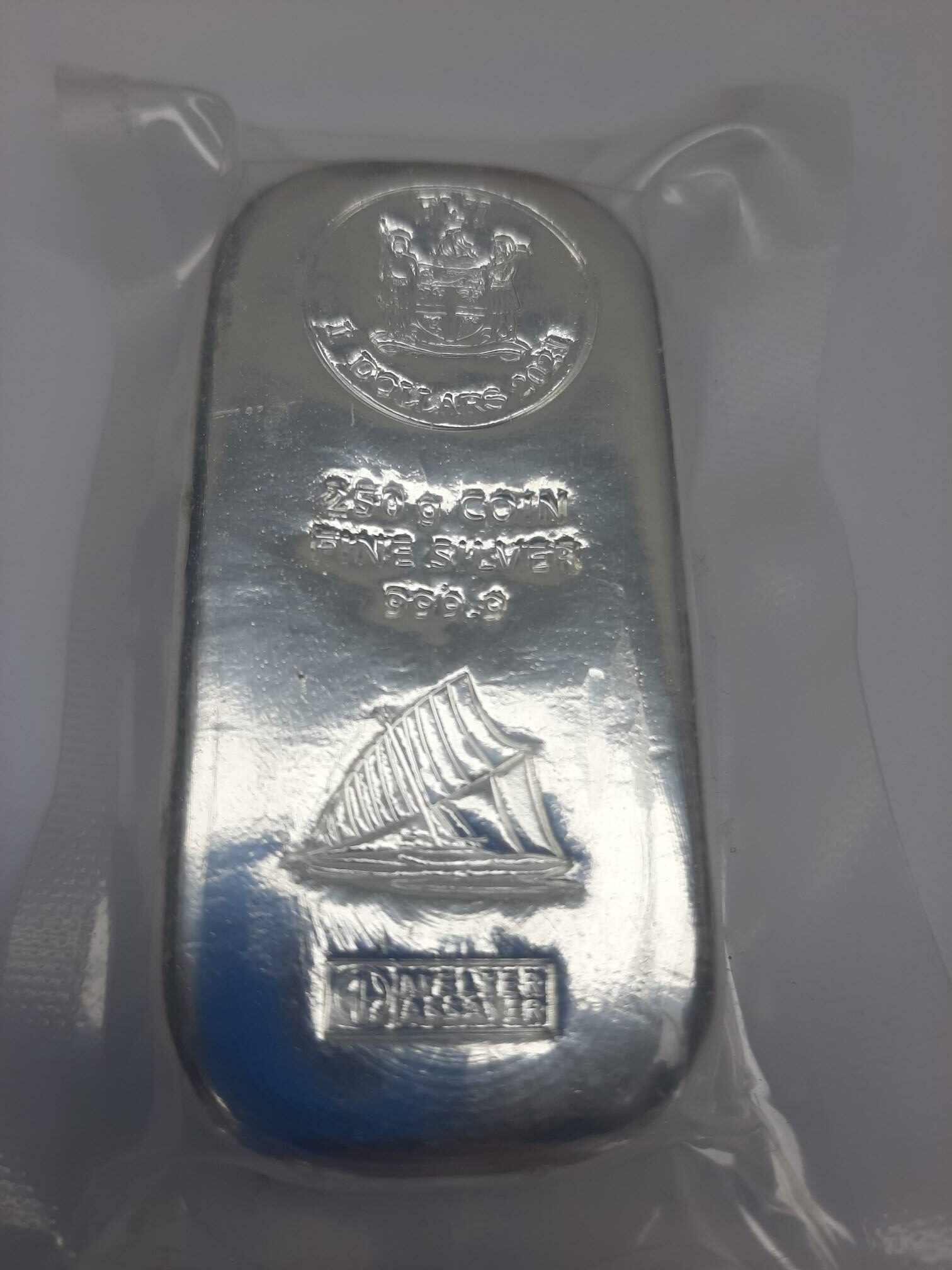 Fiji 250 gram zilverbaar gegoten bovenkant 2 101munten